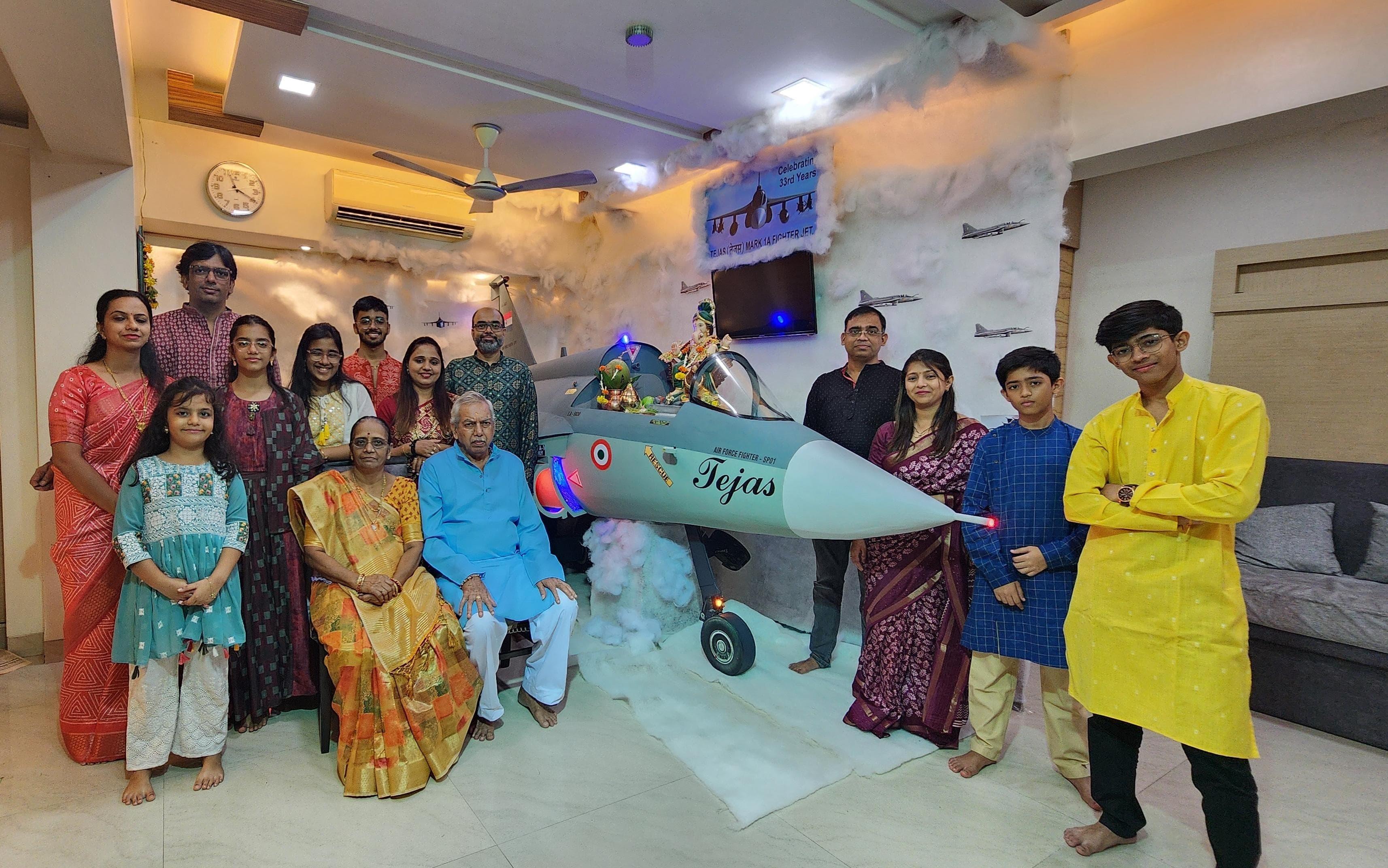 इस अनूठी प्रतिकृति को तैयार करने में उन्हें 15-20 दिन लगे और इसका खर्च लगभग 15,000 रुपये आया है.