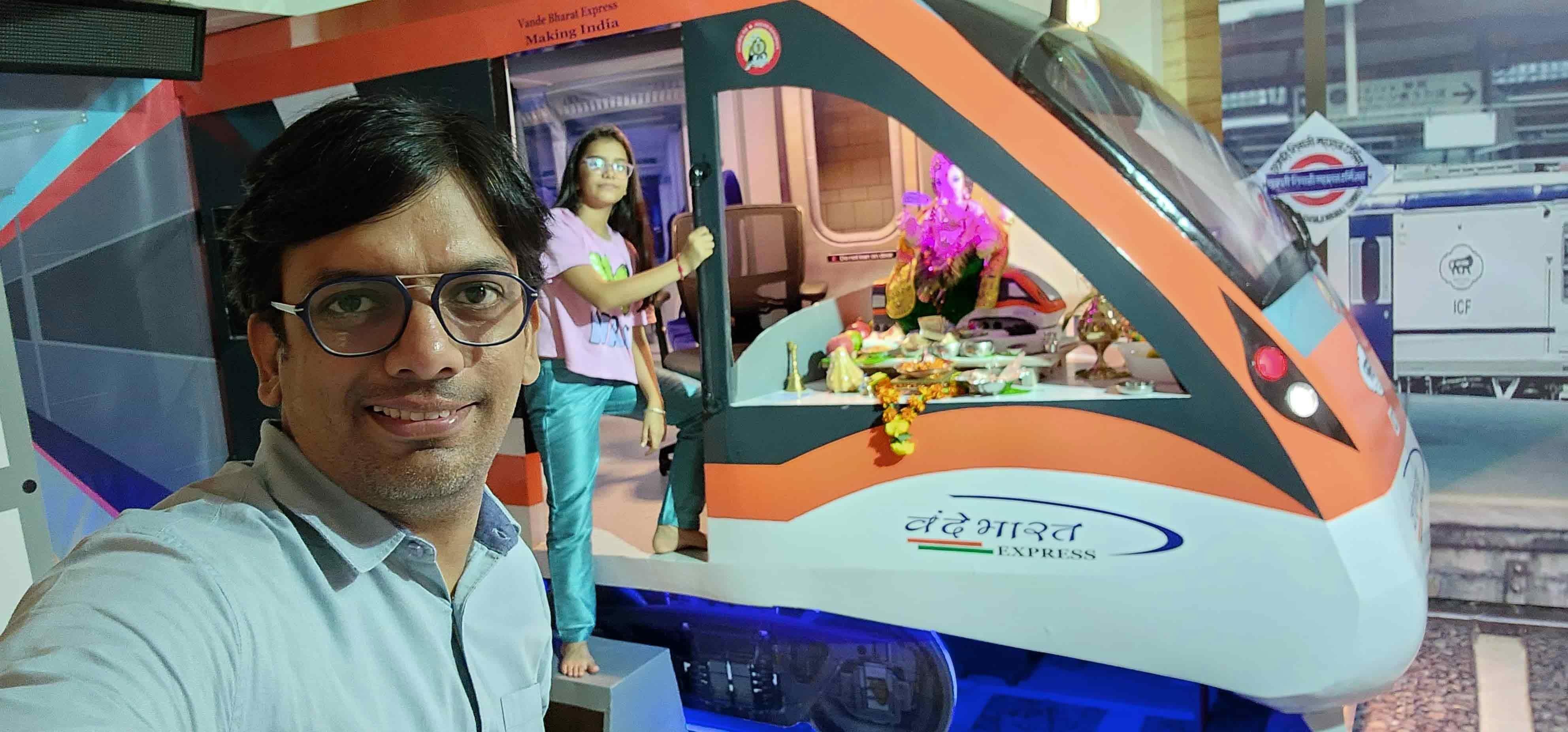 दीपक मकवाना पेशे से इंटीरियर डिजाइनर हैं, इसलिए उन्हें हर साल कुछ नया और रचनात्मक काम करना पसंद है.