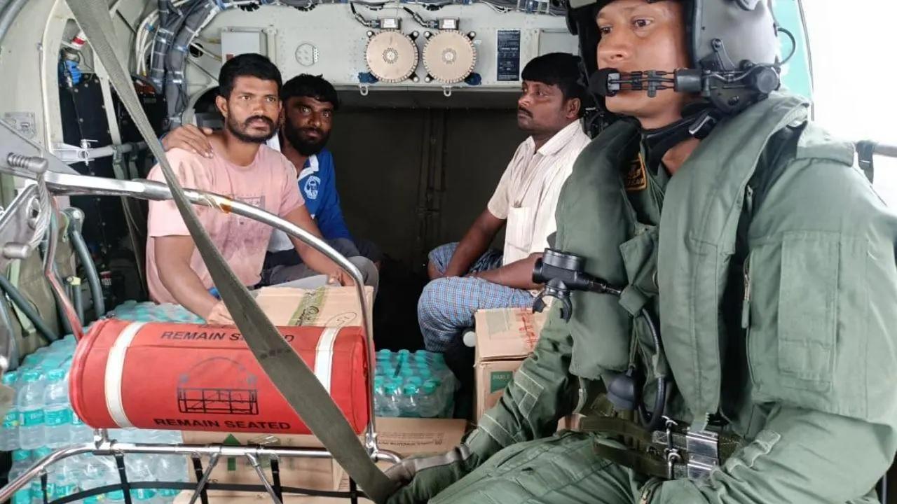 भारतीय नौसेना की पूर्वी नौसेना कमान की संपत्तियों ने बाढ़ प्रभावित आंध्र प्रदेश में सहायता पहुंचाई/X