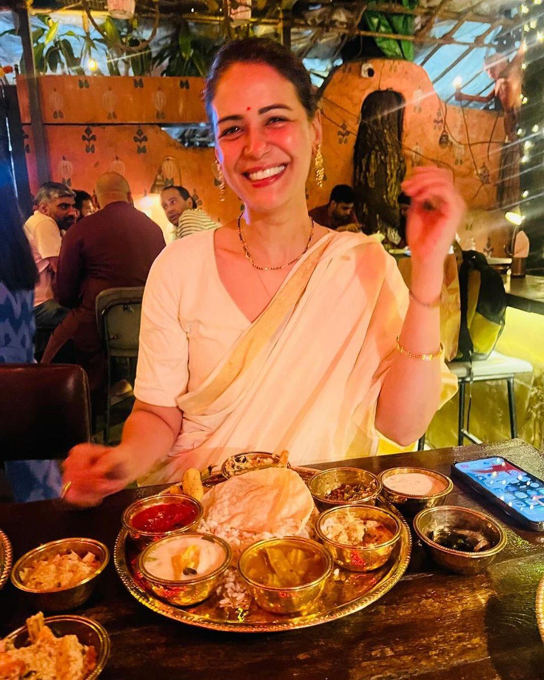 मोना ने 27 दिसंबर, 2019 को श्याम गोपालन से धूमधाम से शादी की थी. कपल की वेडिंग फोटोज उनके फैंस ने काफी पसंद भी की थी. 