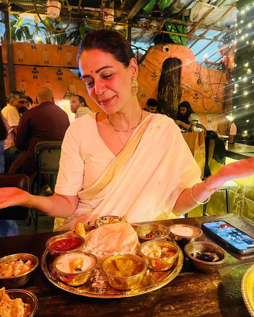 बता दें, मोना का जन्म एक सिख परिवार में चंडीगढ़ में हुआ है. वहीँ उनके पति श्याम गोपालन साउथ फैमेली से आते है. 