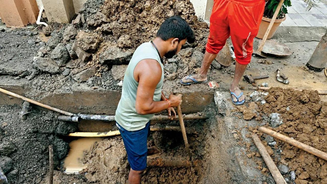 प्रदूषण के स्रोत का पता लगाने के लिए 29 अगस्त को बांद्रा पश्चिम में डी`मोंटे पार्क के पास एक कंक्रीट सड़क खोदी गई. Pic/Prasun Choudhari
