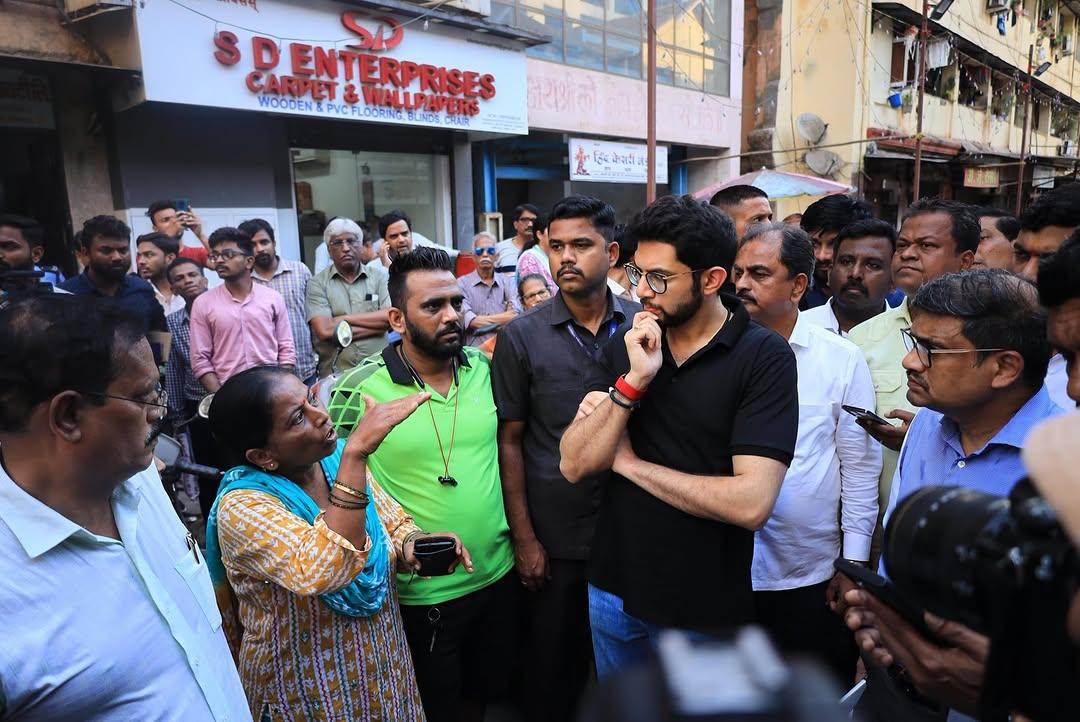 उन्होंने यह भी आरोप लगाया कि शहरी विकास मंत्री की बैठक के दौरान उन्होंने मुश्किल सवालों से बचने के लिए बैठक शुरू होते ही वहां से निकल जाना बेहतर समझा. 