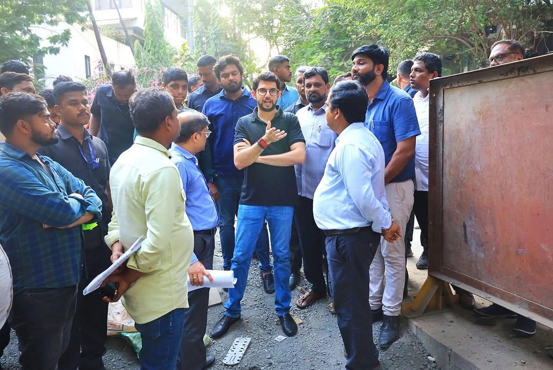 “नगर निगम के अधिकारी काम करना चाहते हैं, लेकिन ठेकेदार काम अधूरा छोड़कर भाग जाते हैं. 15 जनवरी 2023 को मैंने सड़क घोटाले का मुद्दा उठाया था, और 2024 में भी वही घोटाला दोहराया गया,” ठाकरे ने कहा.