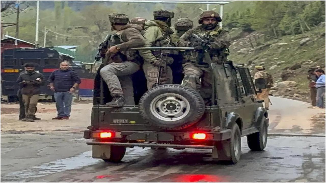 पहलगाम में सुरक्षाबल घटनास्थल की ओर बढ़ते हुए.