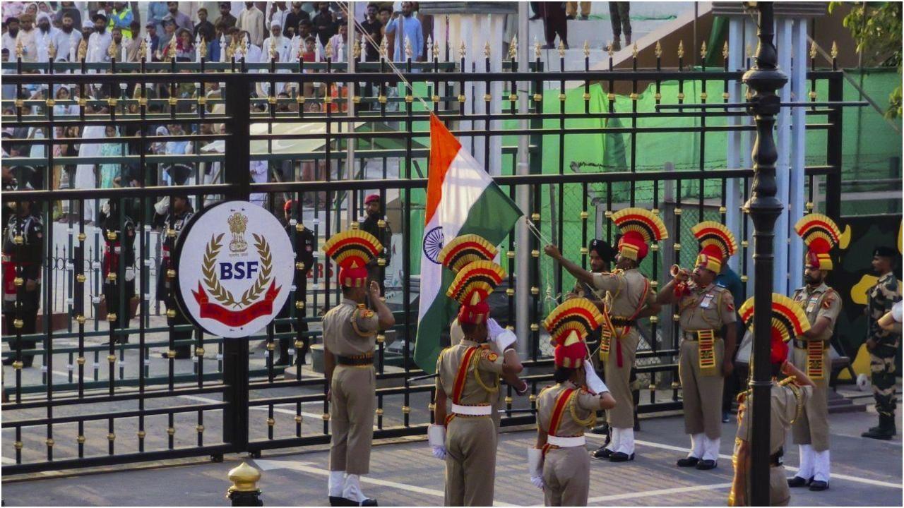 केंद्र सरकार ने सार्क वीज़ा छूट योजना को भी निलंबित कर दिया है, जिससे पाकिस्तानी नागरिकों को अपने देश लौटने के लिए 48 घंटे का समय मिल गया है. फोटो/पीटीआई