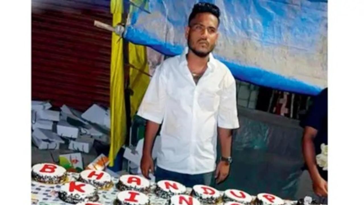 थीम वाले केक के साथ आरोपी