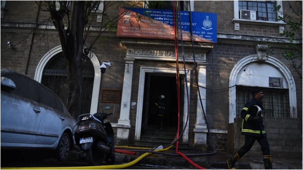 ईडी के बयान में कहा गया है कि प्रथम दृष्टया आग का कारण चौथी मंजिल पर बिजली के बक्सों में शॉर्ट-सर्किट प्रतीत होता है. फाइल फोटो/शादाब खान