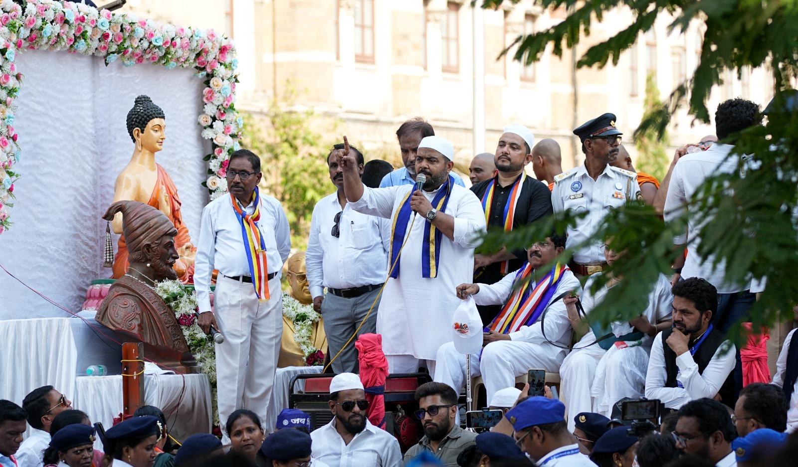 हालांकि, बोधगया मंदिर अधिनियम 1949 के तहत इसका संचालन बिहार राज्य सरकार द्वारा किया जाता है, जिससे बौद्ध समुदाय में असंतोष और निराशा है. इस अधिनियम के तहत, मंदिर का प्रबंधन और संचालन राज्य सरकार के नियंत्रण में है, और बौद्धों का मानना है कि यह उनके धार्मिक अधिकारों का उल्लंघन है.