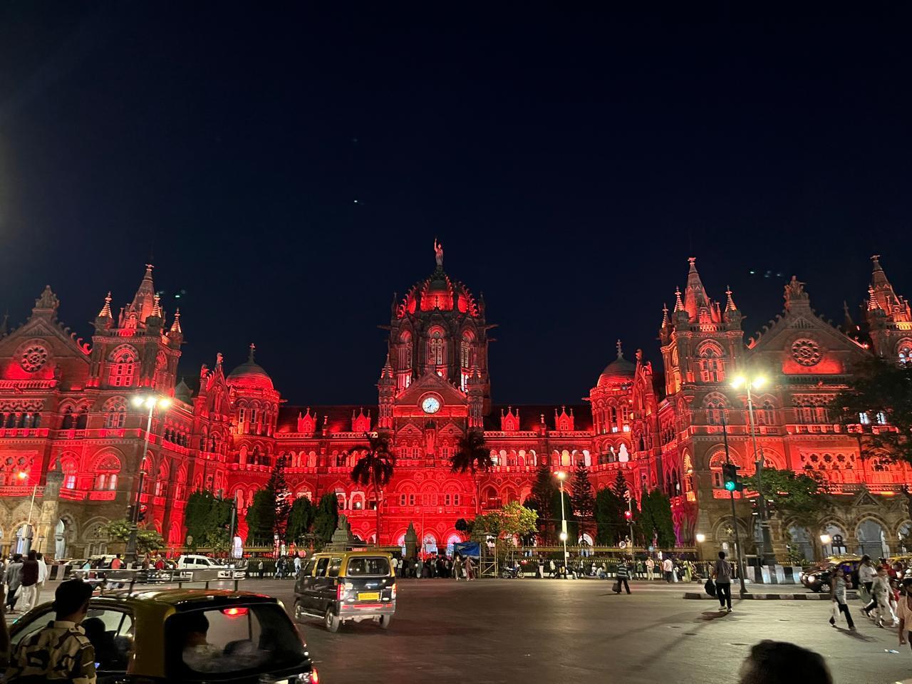 सीएसएमटी मुंबई की पहचान का एक अहम हिस्सा है और इसका स्थापत्य इसे विश्व धरोहर स्थलों में विशेष स्थान दिलाता है. यह रेलवे स्टेशन न केवल इसके डिज़ाइन के लिए प्रसिद्ध है, बल्कि मुंबई के जीवन का एक अभिन्न हिस्सा भी है.