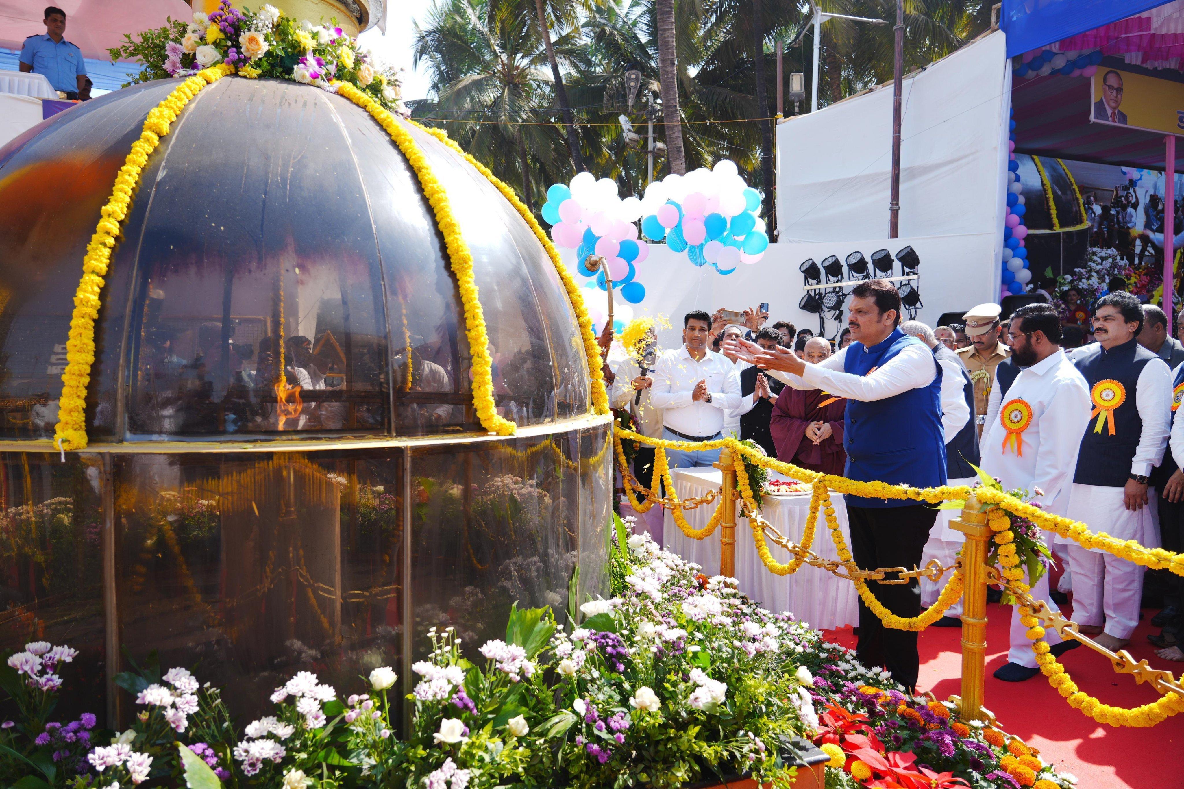 मुख्यमंत्री देवेंद्र फडणवीस ने इस अवसर पर सोशल मीडिया मंच ‘एक्स’ (पूर्व में ट्विटर) पर डॉ. आंबेडकर को श्रद्धांजलि देते हुए कहा, “एक महान अर्थशास्त्री, सामाजिक समता के अग्रदूत और भारतीय संविधान के निर्माता, भारत रत्न डॉ. बाबासाहेब आंबेडकर को उनकी जयंती पर सादर नमन.” 