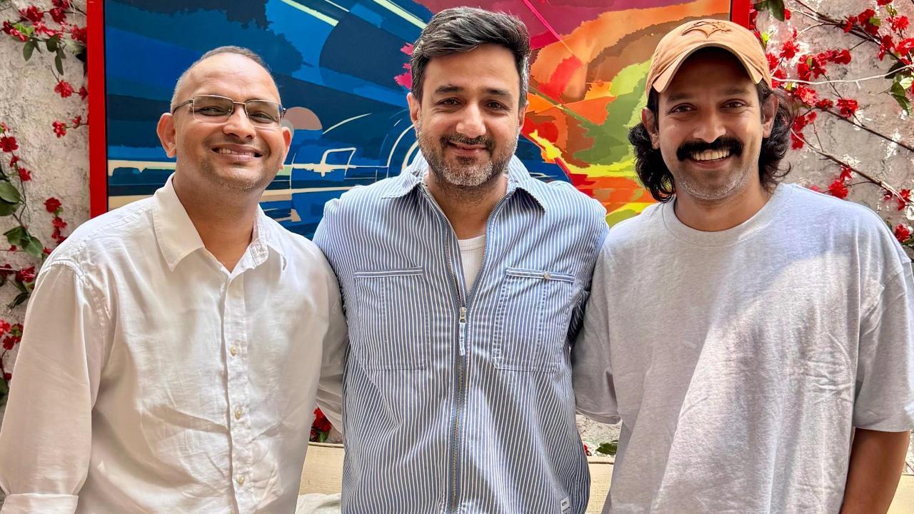 व्हाइट एक बेहद रोमांचक वैश्विक थ्रिलर है, जिसमें बहुमुखी अभिनेता विक्रांत मैसी प्रसिद्ध आध्यात्मिक गुरु और मानवतावादी गुरुदेव श्री श्री रविशंकर की भूमिका निभा रहे हैं.