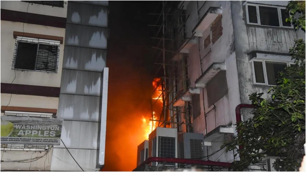 आग बुझाने के लिए 10 दमकल गाड़ियां तैनात की गईं और करीब 10 घंटे की मशक्कत के बाद बुधवार तड़के आग पर काबू पा लिया गया. फोटो/पीटीआई