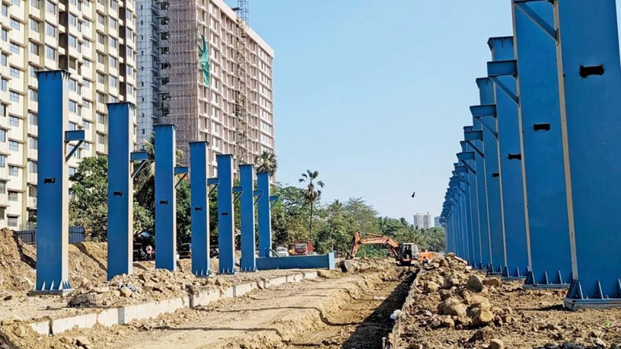 जोगेश्वरी स्टेशन पर चल रहा काम