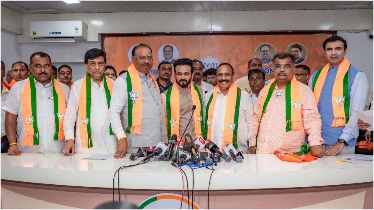 केदार जाधव महाराष्ट्र भाजपा अध्यक्ष चंद्रशेखर बावनकुले की मौजूदगी में भाजपा में शामिल हुए. फोटो/X