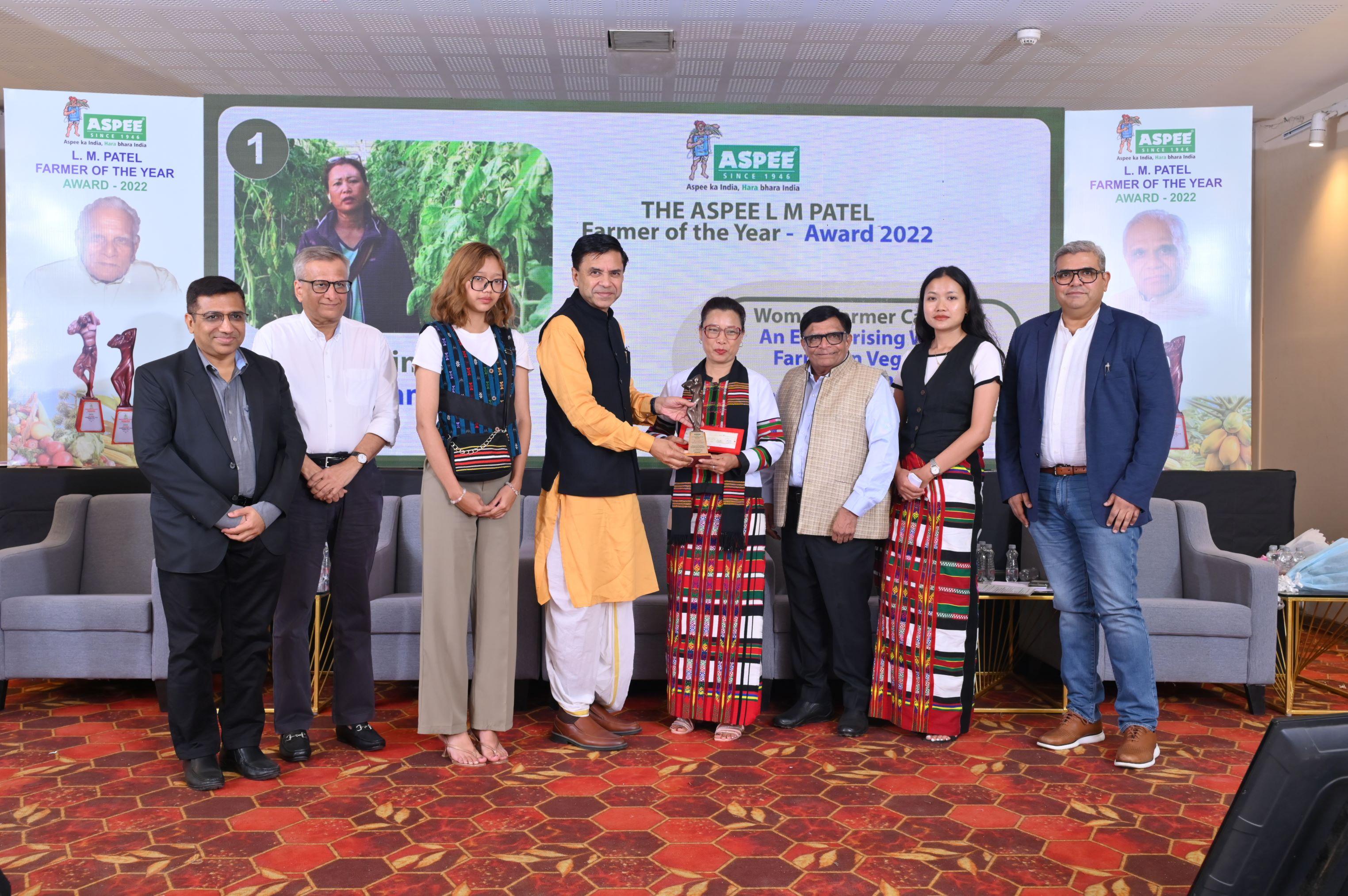 मुख्य अतिथि शशांक मणि त्रिपाठी ने अपने संबोधन में कहा, “ये किसान भारत के विकास की नींव हैं. किसानों का सम्मान करना, भारत माता का सम्मान करने के समान है.” उन्होंने किसानों को पर्यावरण संरक्षण और ग्रामीण संस्कृति के संरक्षक भी बताया.