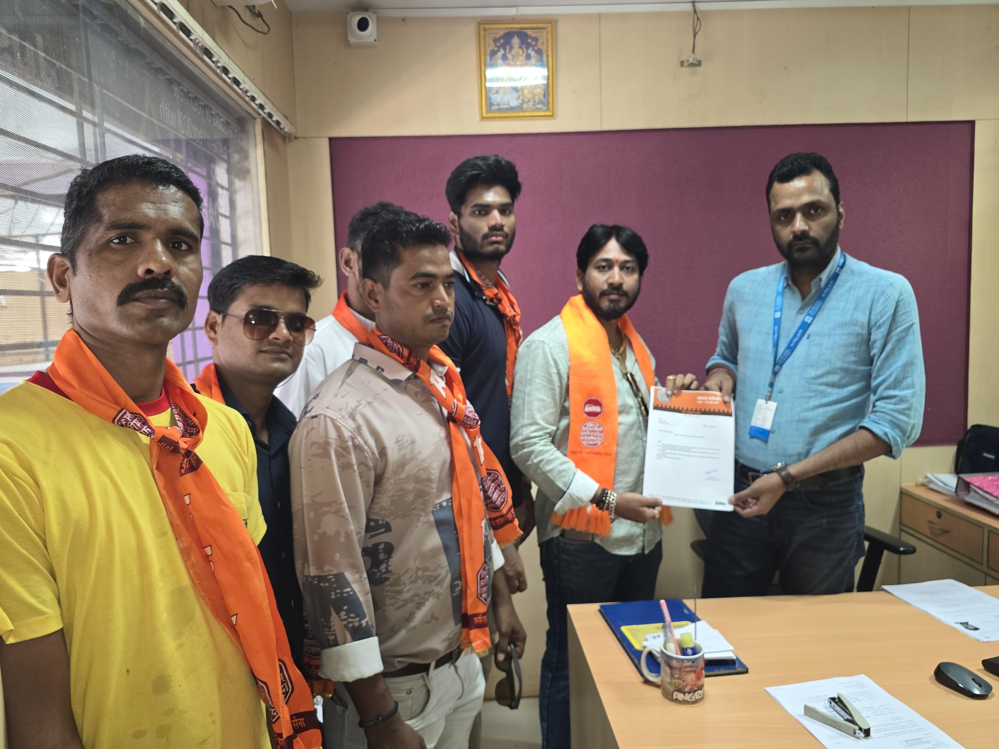 उनका यह बयान मराठी लोगों के बीच एक नई चेतना का संचार कर रहा है, और मनसे अब इस मुद्दे को एक आंदोलन की तरह पेश करने की दिशा में बढ़ रही है.