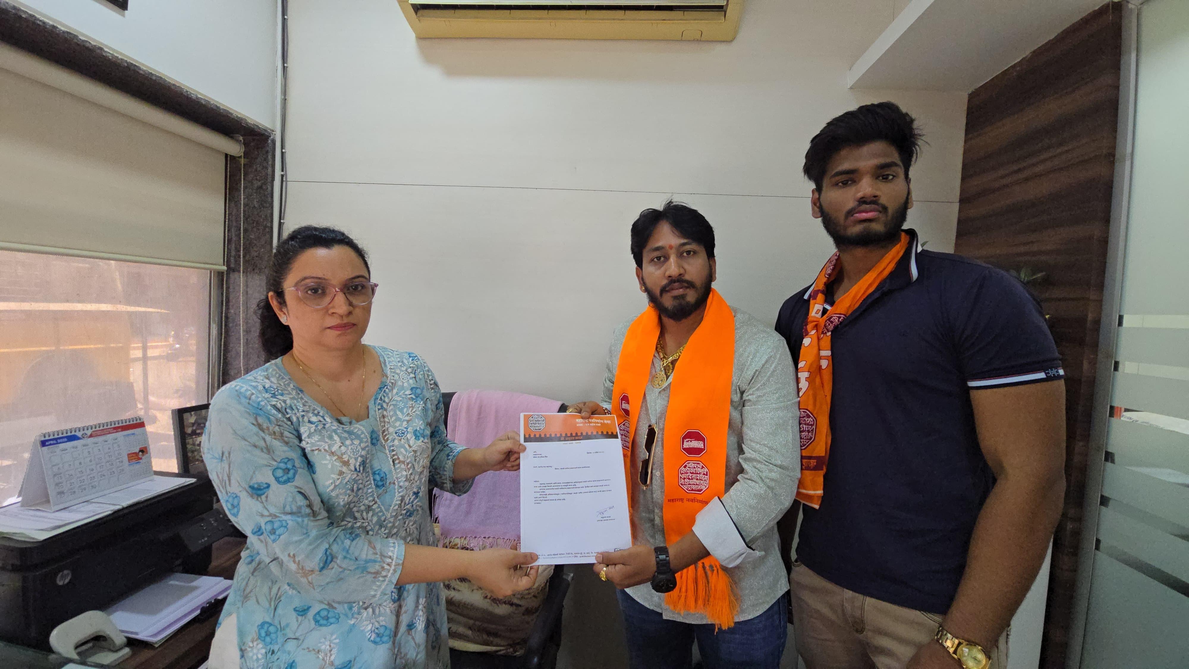 उन्होंने भी प्रफुल्ल कदम के इस अभियान में समर्थन दिया और कहा कि मराठी भाषा का अपमान बर्दाश्त नहीं किया जाएगा. उनका कहना था कि अगर बैंकों में मराठी भाषा को अनिवार्य नहीं किया गया, तो मनसे इस मुद्दे को सशक्त तरीके से उठाएगी और जरूरत पड़ी तो सड़क पर उतरने से भी नहीं हिचकेगी.