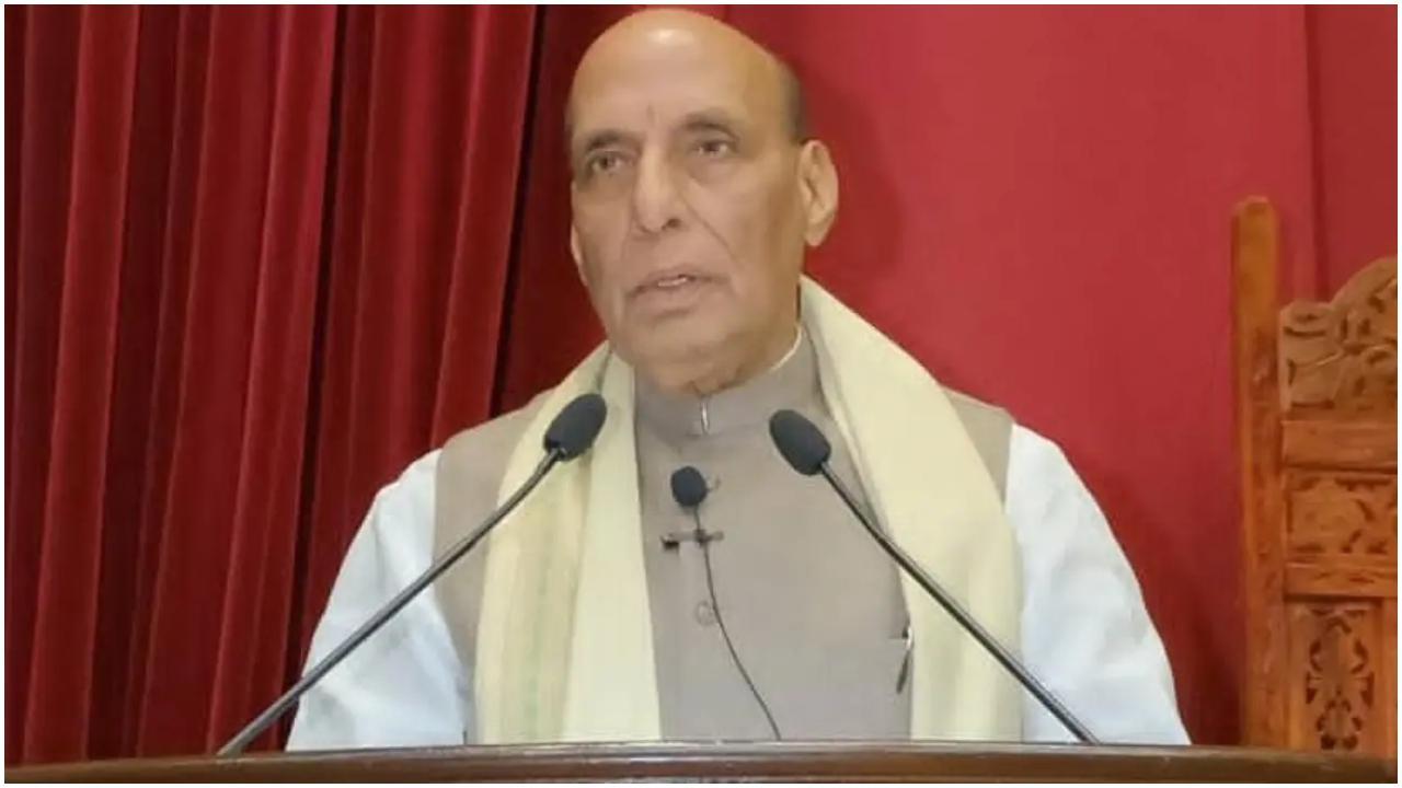 रक्षा मंत्री राजनाथ सिंह प्रतिमा का उद्घाटन करने के लिए छत्रपति संभाजीनगर के चिकलथाना हवाई अड्डे पर पहुंचेंगे. फाइल फोटो/X