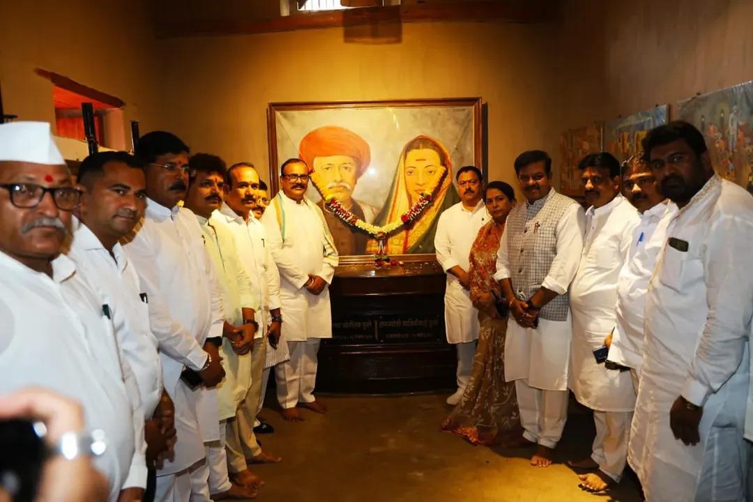 सपकाल ने महात्मा फुले को अपनी विनम्र श्रद्धांजलि अर्पित करते हुए इस बात को भी महसूस किया कि फुले के विचारों और उनके संघर्षों को जारी रखना आज की सबसे बड़ी जिम्मेदारी है. 