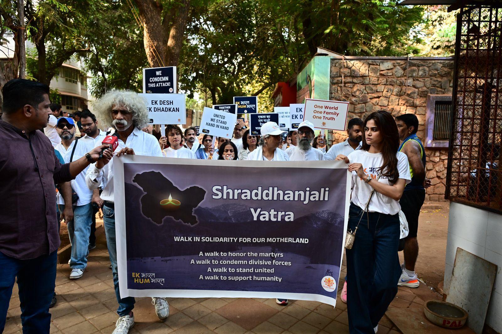 इस आयोजित यात्रा में अभिनेता मकरंद देशपांडे भी उपस्थित हुए. मकरंद देशपांडे, जो अपनी संजीदा भूमिकाओं और सामाजिक सरोकारों के लिए जाने जाते हैं, ने शहीदों के प्रति गहरी संवेदना प्रकट करते हुए दिखाई दिए. 