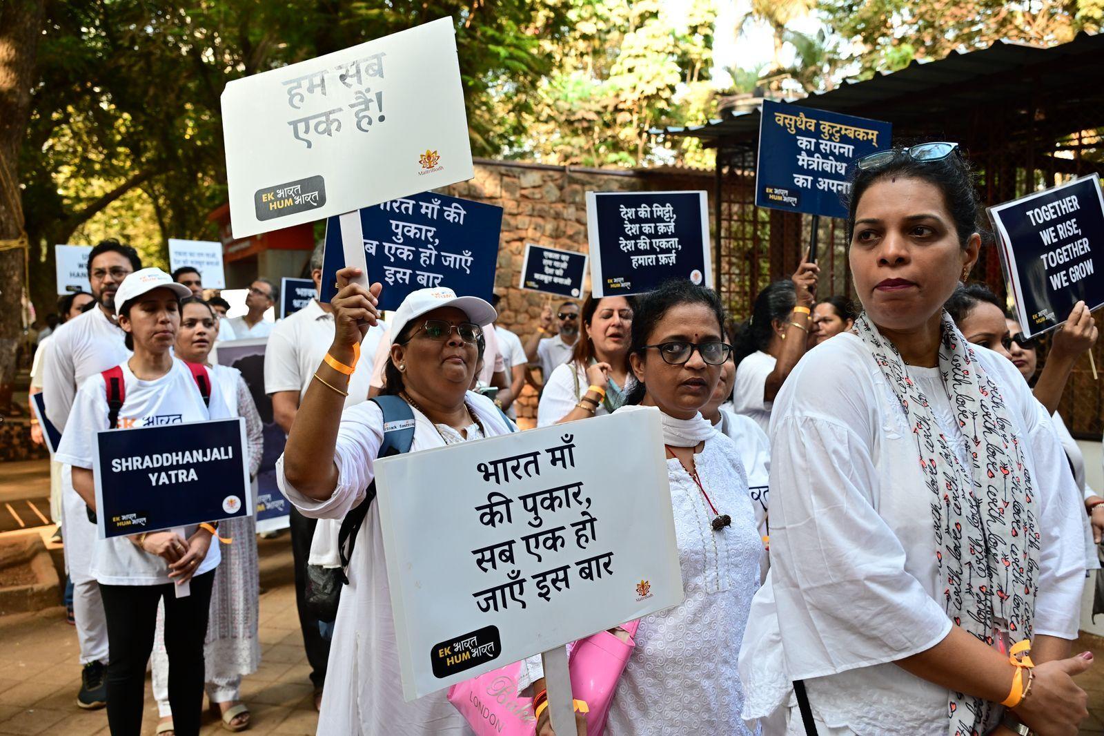 लोग हाथों में बैनर लेकर शहीदों के प्रति अपनी संवेदनाएँ व्यक्त कर रहे थे. आयोजन का उद्देश्य न केवल शहीदों की आत्माओं के लिए प्रार्थना करना था, बल्कि उनके परिवारों के प्रति समर्थन और एकजुटता भी प्रदर्शित करना था.
