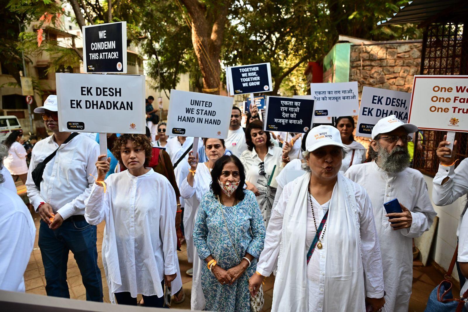श्रद्धांजलि यात्रा के दौरान भक्ति गीत गाए गए और शहीदों की आत्मा की शांति के लिए विशेष प्रार्थना की गई. 