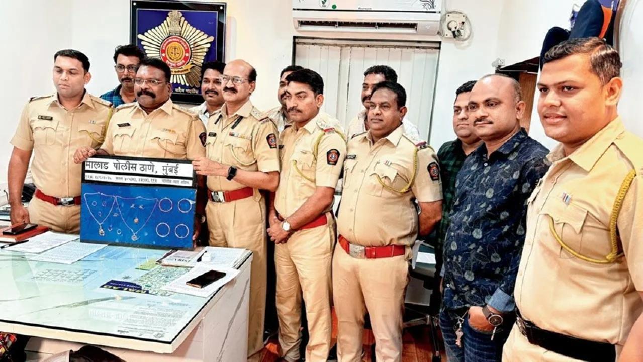 बरामद आभूषणों के साथ मलाड पुलिस टीम