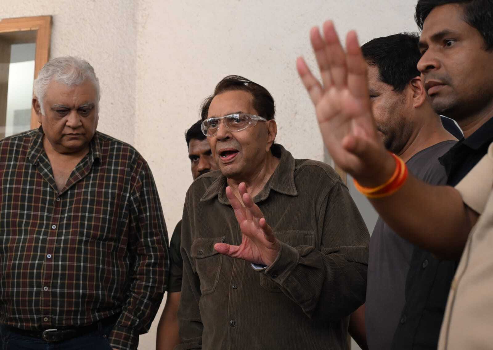 फिल्म अभिनेता धर्मेंद्र भी मनोज कुमार को अलविदा कहने उनके घर पहुंचे. 