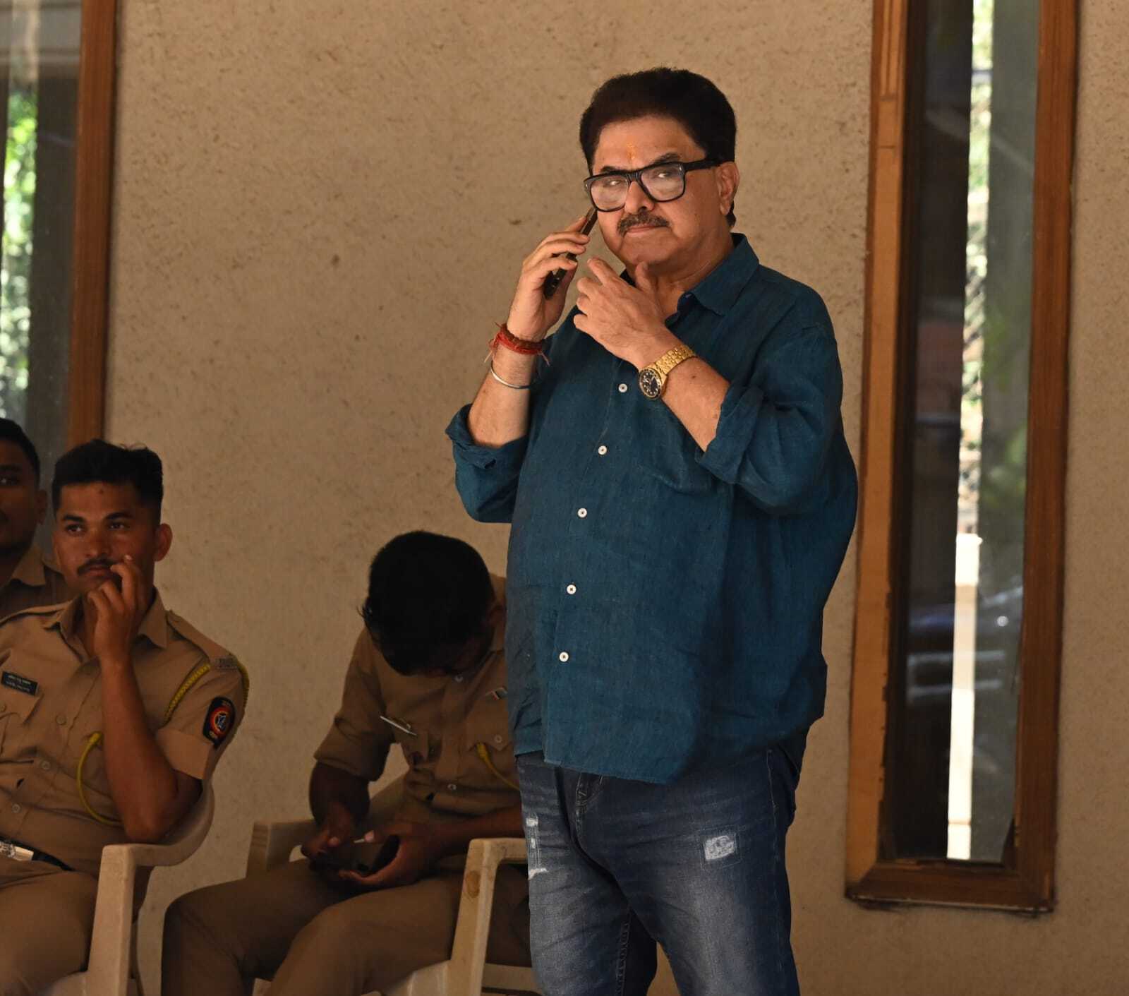 निर्देशक अशोक पंडित भी मनोज कुमार के घर के बाहर स्पॉट हुए. 