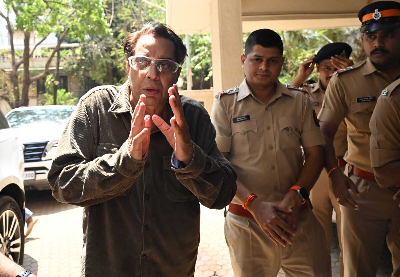 बता दें, हाल ही में धर्मेंद्र के आंख का ऑपरेशन हुआ है. इसके बावजूद अभिनेता अपने दोस्त को श्रद्धांजलि देने पहुंचे.