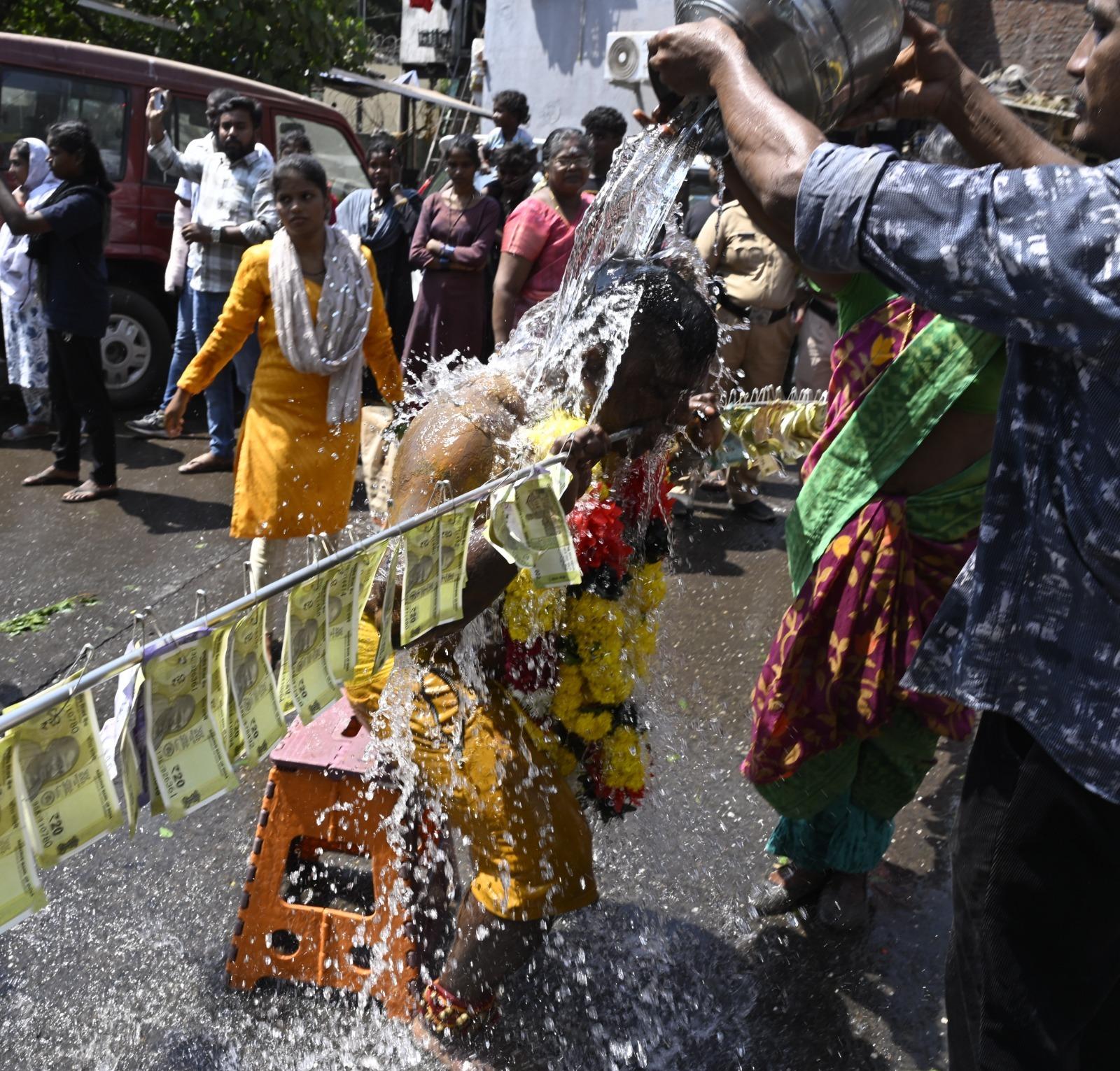 इस आयोजन ने एक बार फिर साबित कर दिया कि धार्मिक विश्वास और सांस्कृतिक विरासत मुंबई की पहचान का अहम हिस्सा हैं.