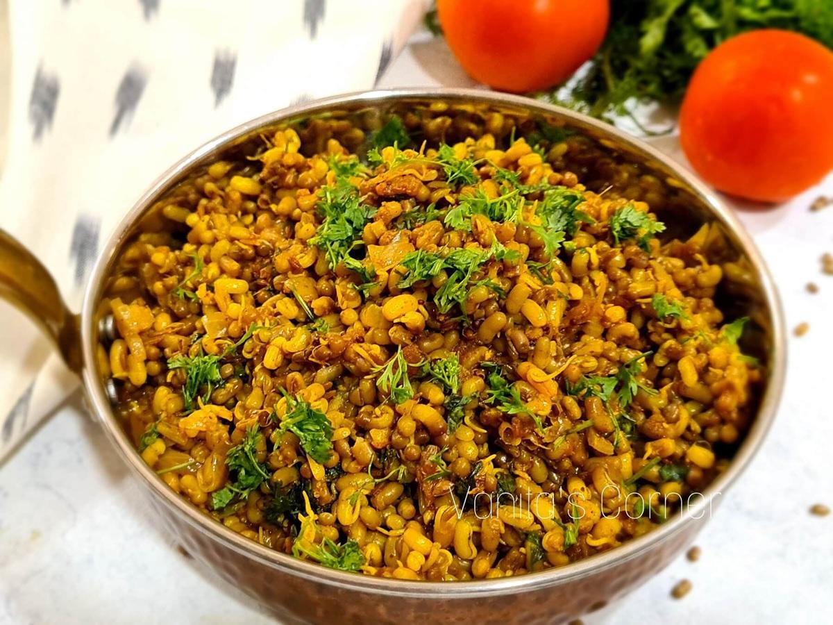 3. मटकी उसळ: प्रोटीन से भरपूर यह स्प्राउट्स आधारित डिश स्वास्थ्यवर्धक होने के साथ-साथ बेहद स्वादिष्ट भी है. इसे आमतौर पर रोटी या भाकरी के साथ खाया जाता है और यह हर खास अवसर पर एक परफेक्ट ऑप्शन है.