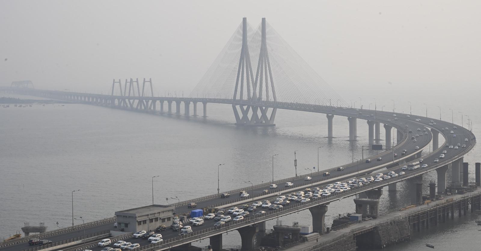 हालाँकि, टोल स्टाफ और तकनीकी टीमों ने मिलकर सुचारू संचालन सुनिश्चित किया. कहीं से भी बड़े स्तर की अव्यवस्था की सूचना नहीं मिली.
