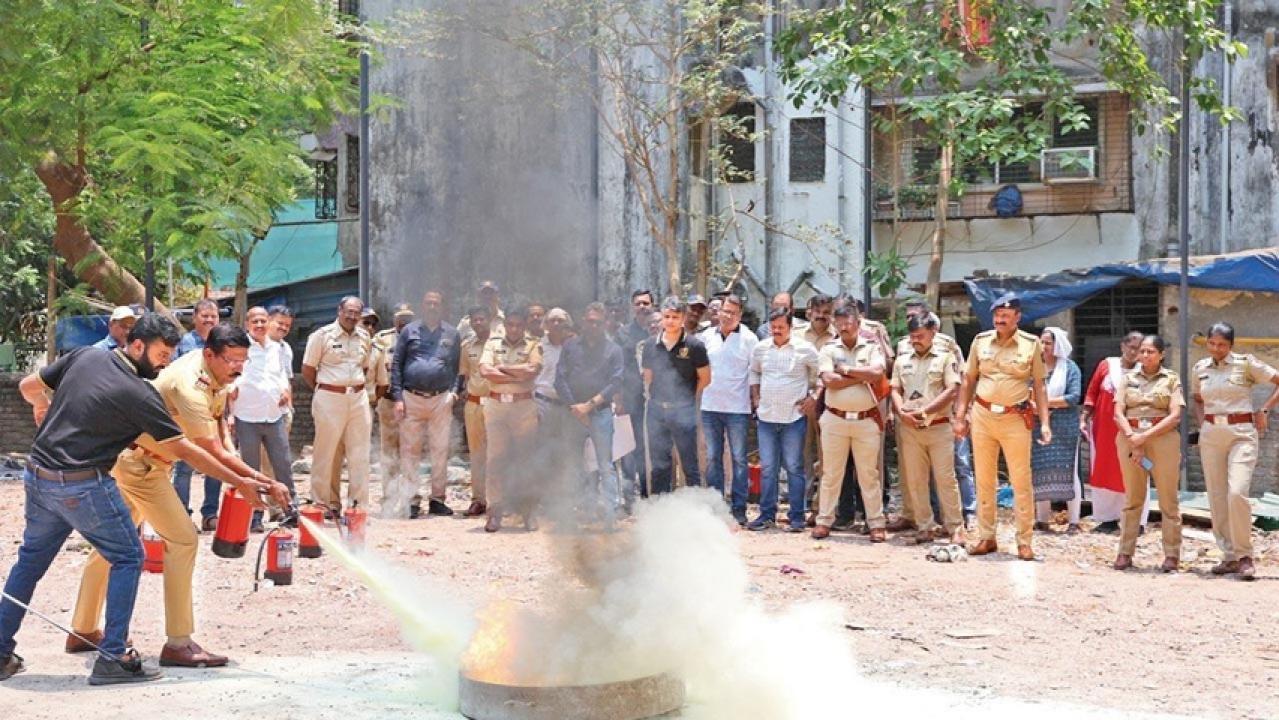 मुलुंड पुलिस स्टेशन में पुलिस कर्मियों ने आग बुझाना सीखा. Pic/Rajesh Gupta
