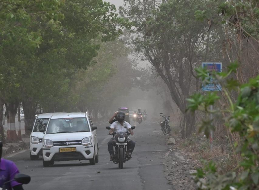 हालांकि यह अचानक बदलाव भी शहरवासियों के लिए चौंकाने वाला था, लेकिन हवा की तीव्रता और ठंडक ने गर्मी से राहत दी. 