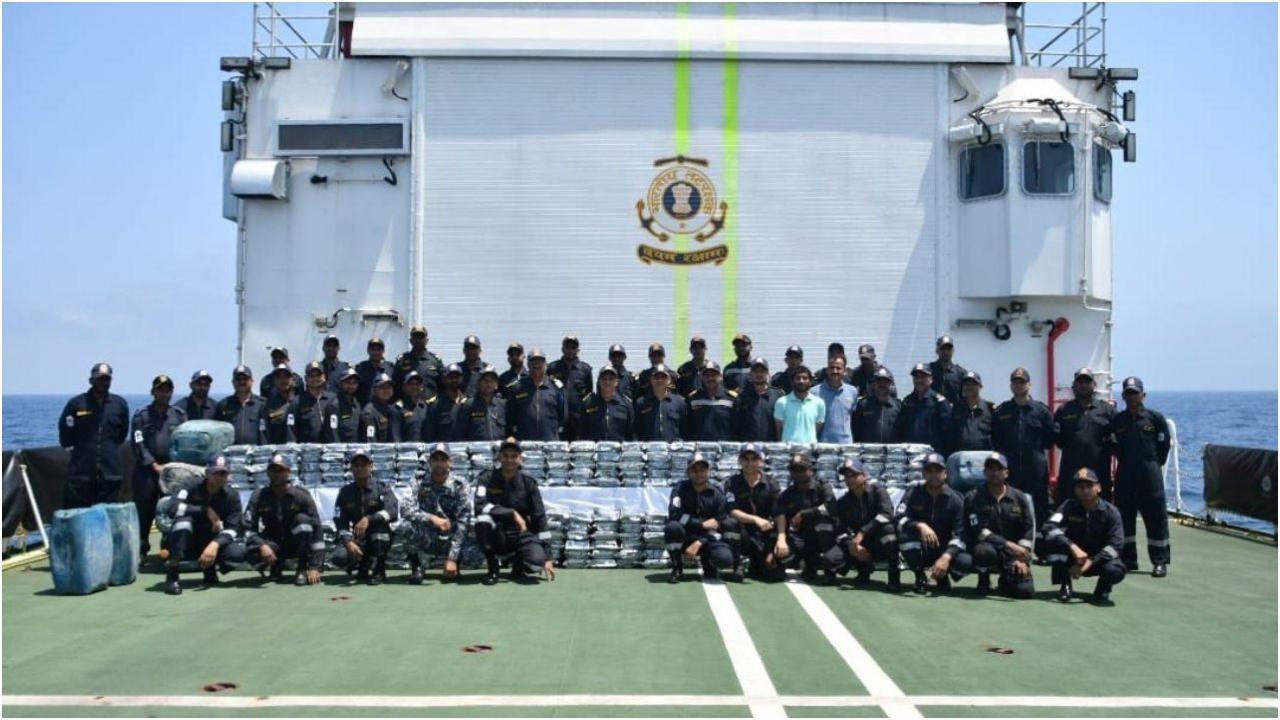 तटरक्षक बल को देखकर तस्करों ने घटनास्थल से भागने और मादक पदार्थ फेंकने की कोशिश की थी. तस्वीर/@IndiaCoastGuard