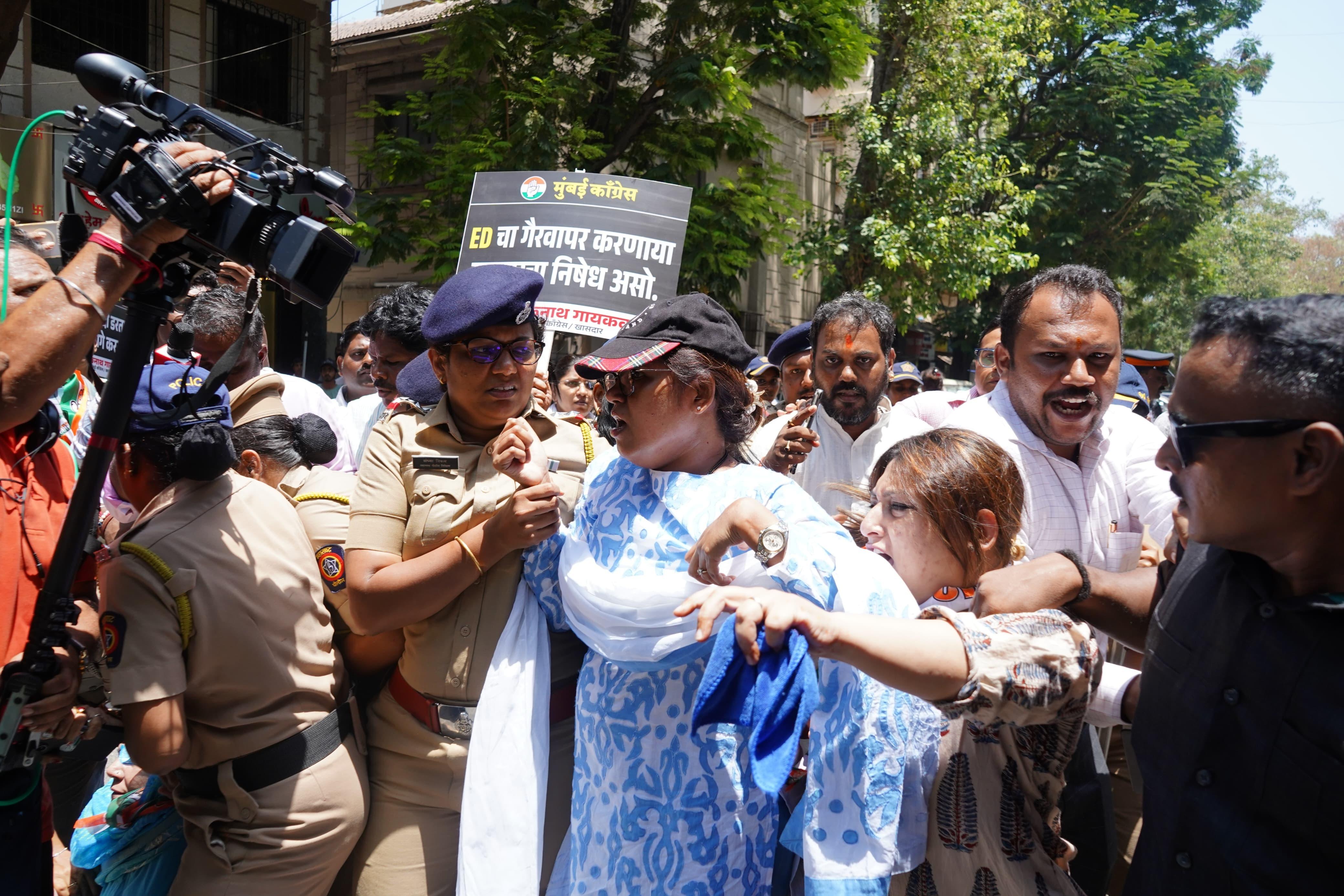 कांग्रेस का आरोप है कि सरकार विपक्ष की आवाज को दबाने के लिए पुलिस का दुरुपयोग कर रही है. 