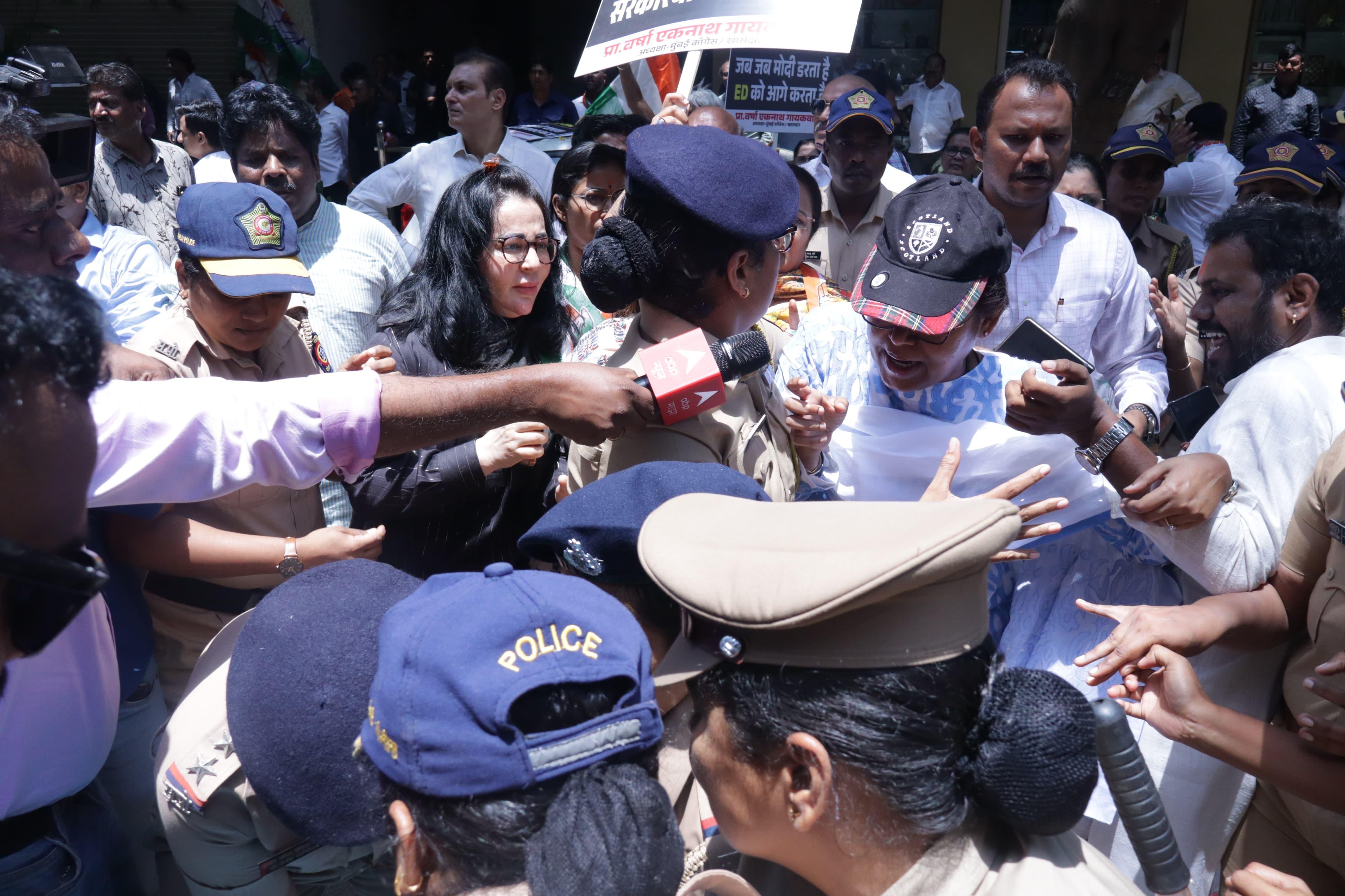 इस बीच, मुंबई में कांग्रेस कार्यकर्ताओं की भारी भीड़ को देखते हुए सुरक्षा बलों की तैनाती बढ़ा दी गई है और ईडी कार्यालय के आसपास अतिरिक्त पुलिस बल तैनात किया गया है. हालात फिलहाल नियंत्रण में हैं, लेकिन माहौल तनावपूर्ण बना हुआ है.