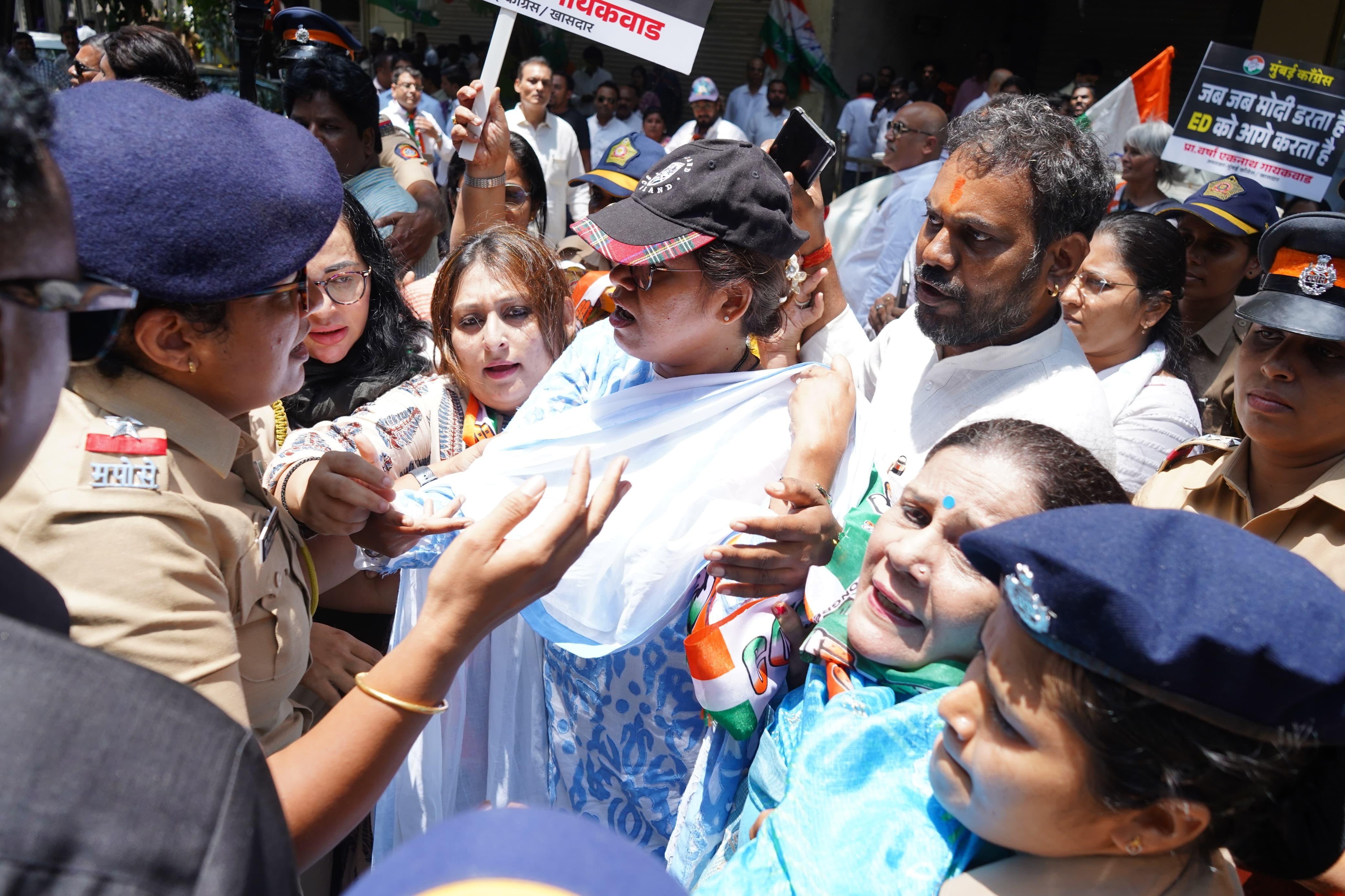 घटना के बाद कांग्रेस नेताओं ने महाराष्ट्र सरकार और मुंबई पुलिस पर निशाना साधते हुए कहा कि यह लोकतंत्र की हत्या है. 