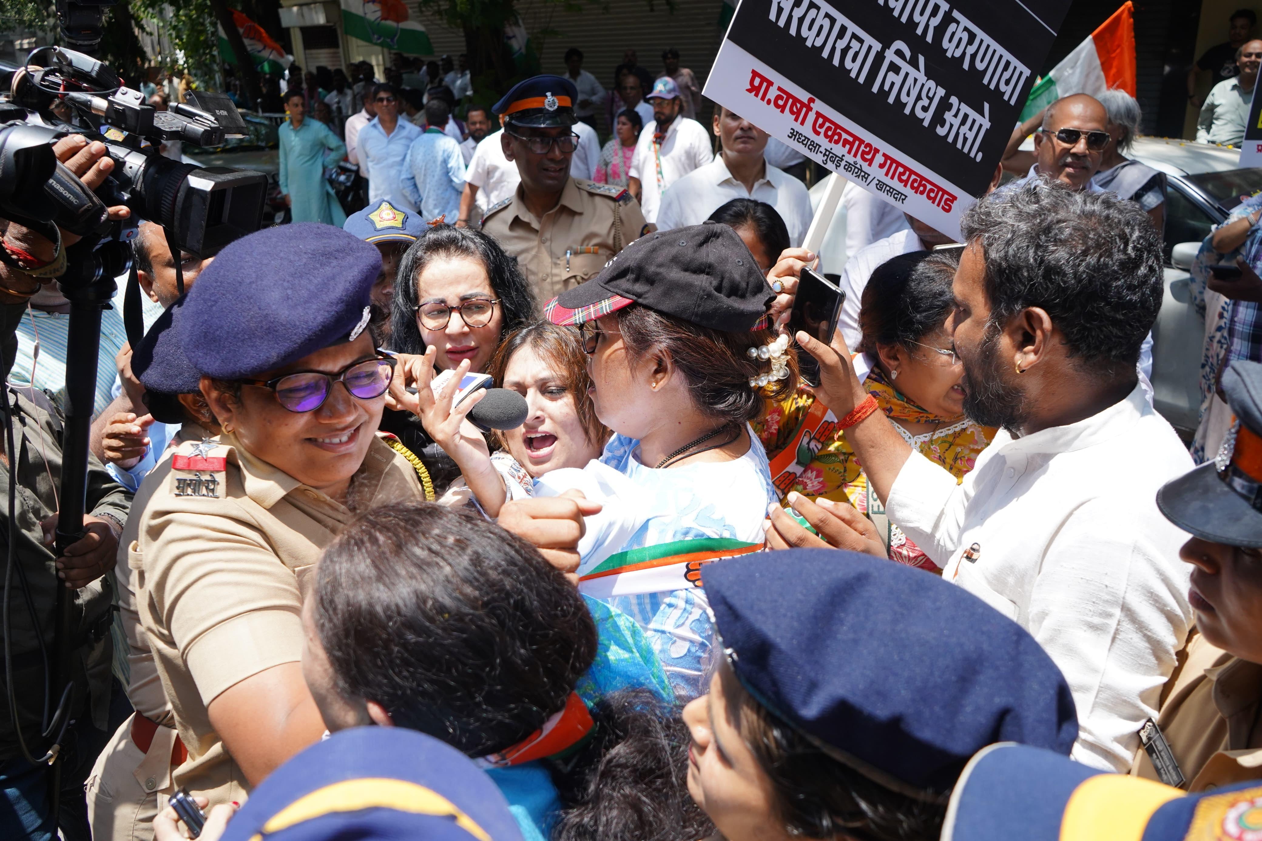 कुछ तस्वीरों और वीडियो में देखा जा सकता है कि पुलिस प्रदर्शनकारियों को पीछे धकेल रही है और कुछ कार्यकर्ताओं को जबरन हिरासत में ले रही है. 