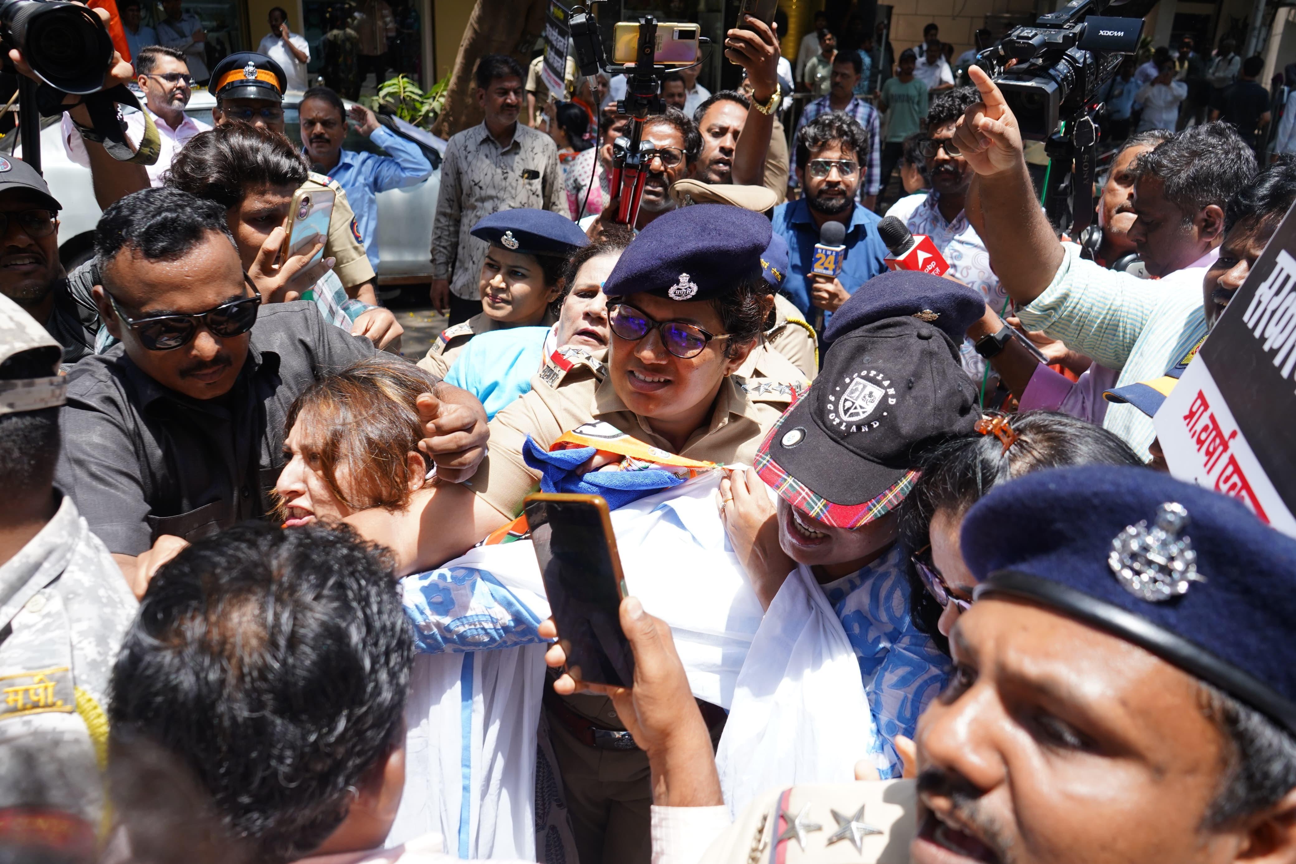 पार्टी के वरिष्ठ नेताओं ने कहा कि यह शांतिपूर्ण प्रदर्शन था, लेकिन सरकार के इशारे पर पुलिस ने कार्रवाई की. 
