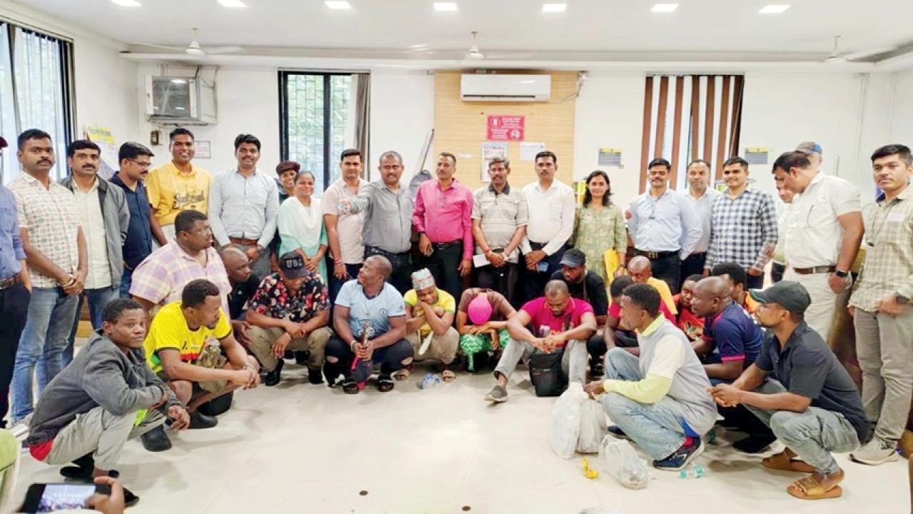बड़े पैमाने पर कार्रवाई के दौरान नवी मुंबई क्राइम ब्रांच की हिरासत में अफ्रीकी नागरिक