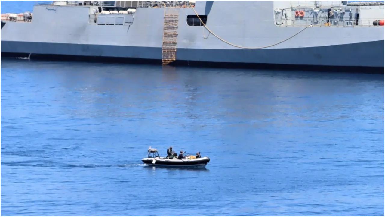 आस-पास के सभी संदिग्ध जहाजों से व्यवस्थित रूप से पूछताछ करने के बाद, INS तरकश ने P8I और मुंबई में समुद्री संचालन केंद्र के साथ समन्वित प्रयासों के कारण एक संदिग्ध नाव को रोका और उसमें सवार हो गया, बयान में कहा गया है.