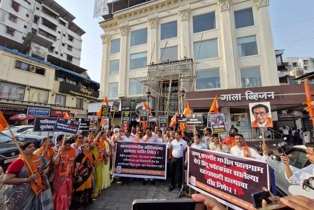 इस हमले को लेकर शिवसेना (UBT) नेता आदित्य ठाकरे ने भी सोशल मीडिया प्लेटफॉर्म X (पहले ट्विटर) पर अपनी प्रतिक्रिया दी. 