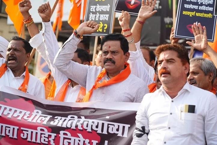 वहीं, 20 से अधिक लोग घायल बताए जा रहे हैं. इस दर्दनाक घटना के बाद पूरे देश में शोक और गुस्से का माहौल है.