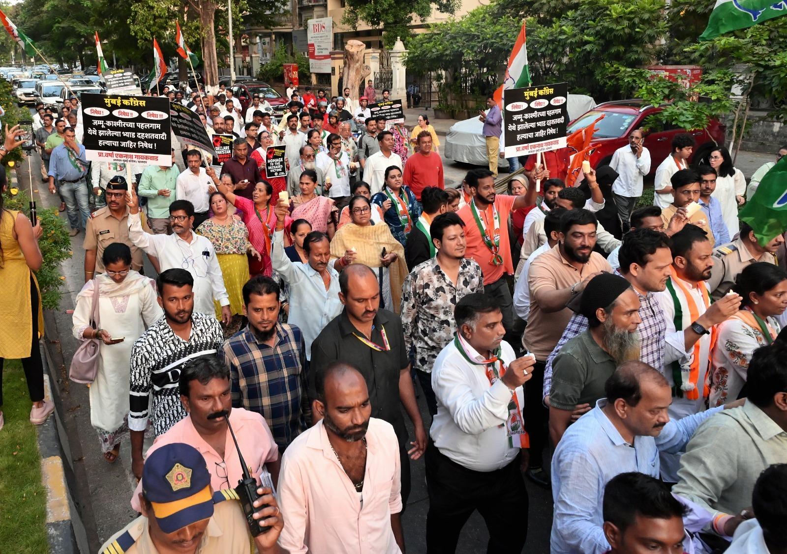 विरोध मार्च में बड़ी संख्या में कांग्रेस कार्यकर्ताओं और आम नागरिकों ने हिस्सा लिया.
