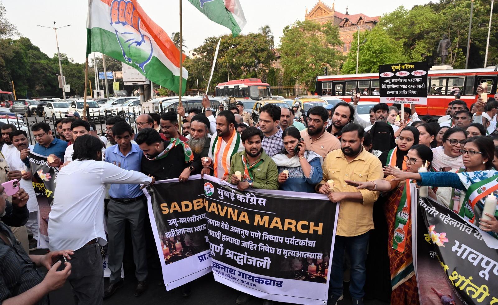 इस दौरान लोगों ने आतंकवाद के खिलाफ नारे लगाए और शांति एवं एकता का संदेश दिया. मार्च की अगुवाई सांसद वर्षा गायकवाड़ ने की.