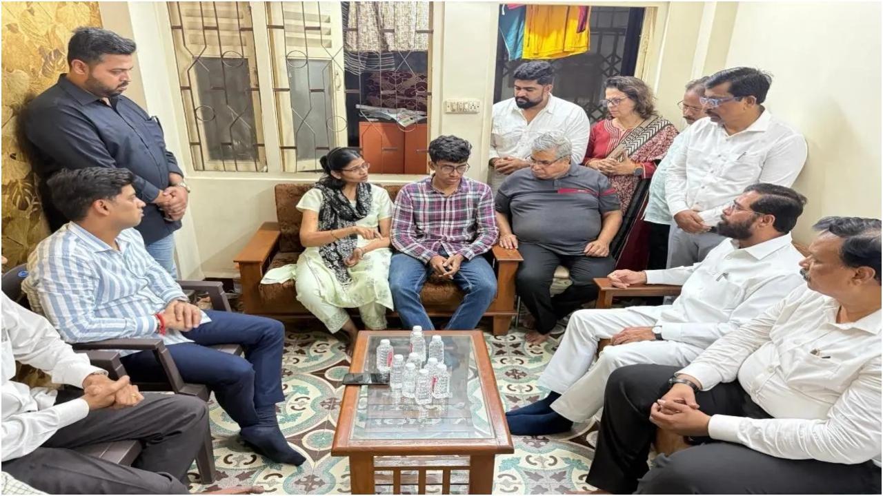 महाराष्ट्र के उपमुख्यमंत्री एकनाथ शिंदे रविवार को डोंबिवली में पहलगाम आतंकी हमले के पीड़ितों में से एक के परिवार के साथ. फोटो/X