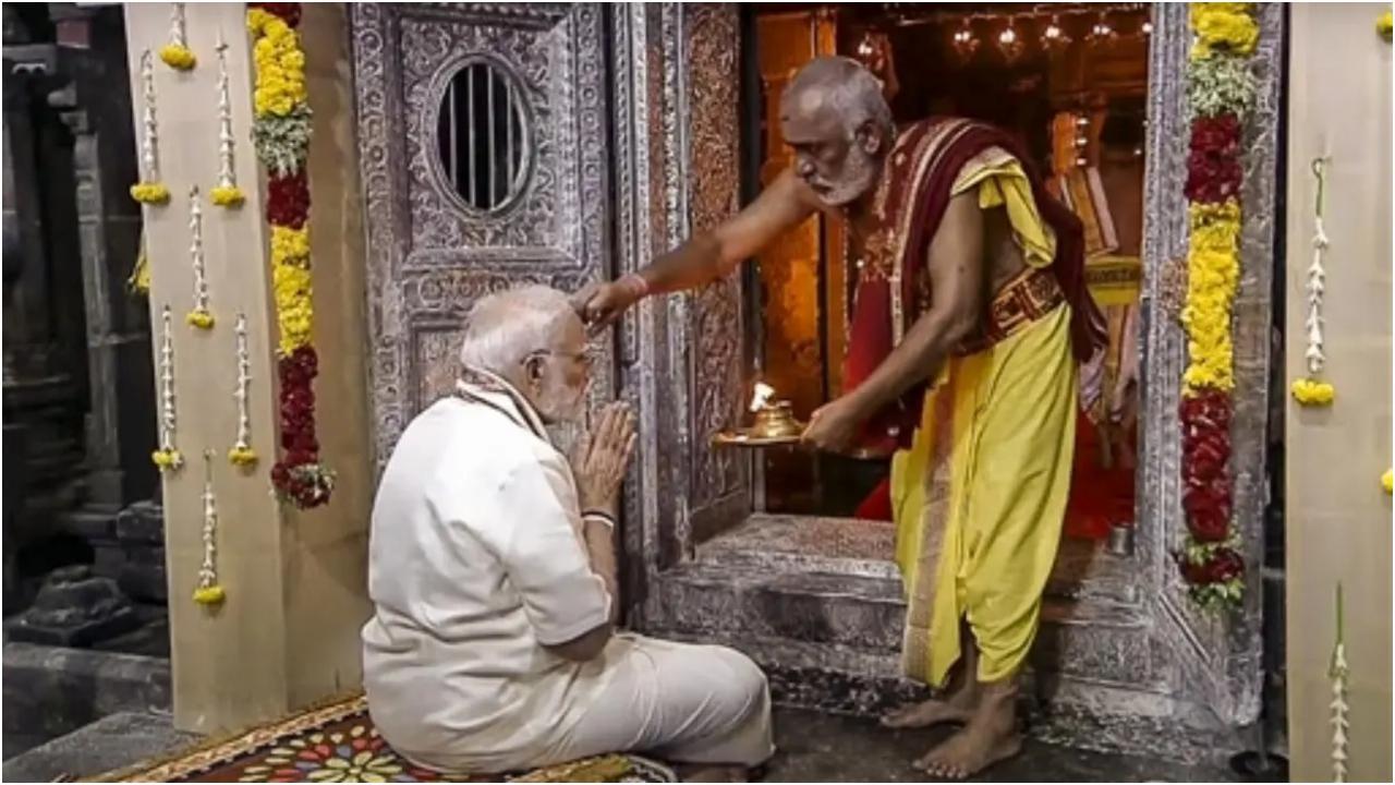 प्रधानमंत्री नरेंद्र मोदी ने रामेश्वरम के श्री अरुलमिगु रामनाथस्वामी मंदिर में प्रार्थना की. (फोटो: पीटीआई)
